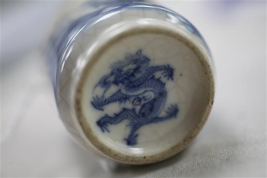 A Chinese blue and white crackle glaze snuff bottle, 1830-1900, 6cm